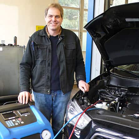 Ralf Renken in seiner KFZ Mehrmarkenwerkstatt